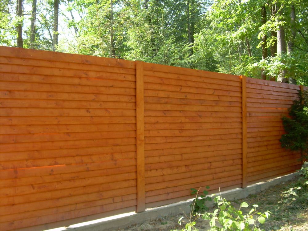 Сплошная деревянная ограда