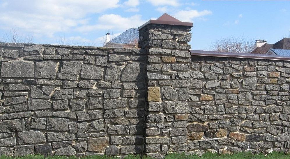 Каменный декоративный забор
