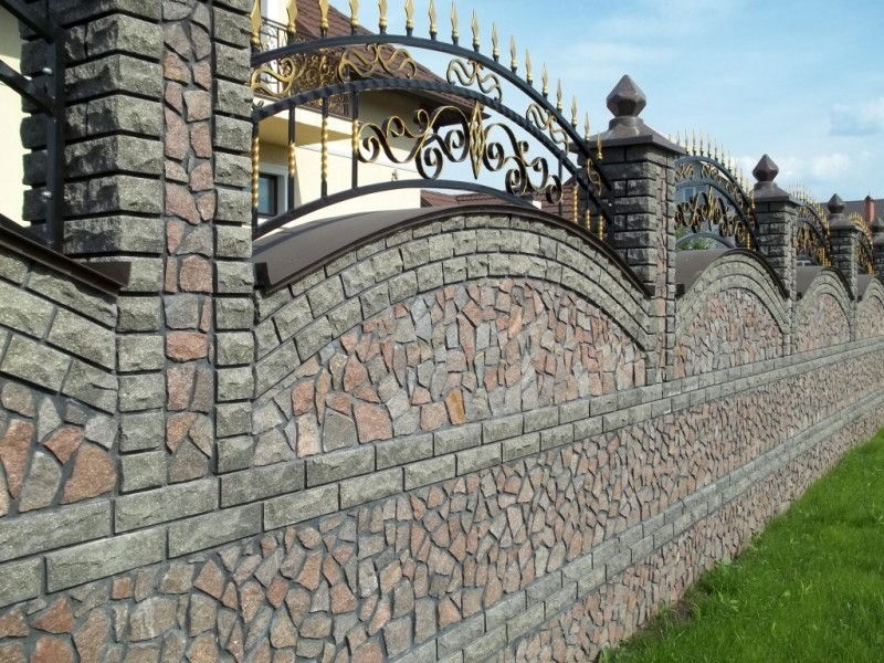 Забор из камня с элементами ковки Каменный забор